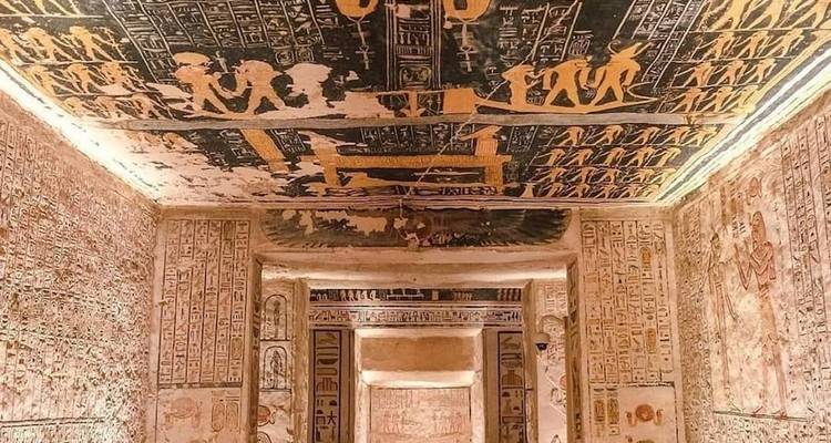 Interior detallado de un templo egipcio con ricas decoraciones.
