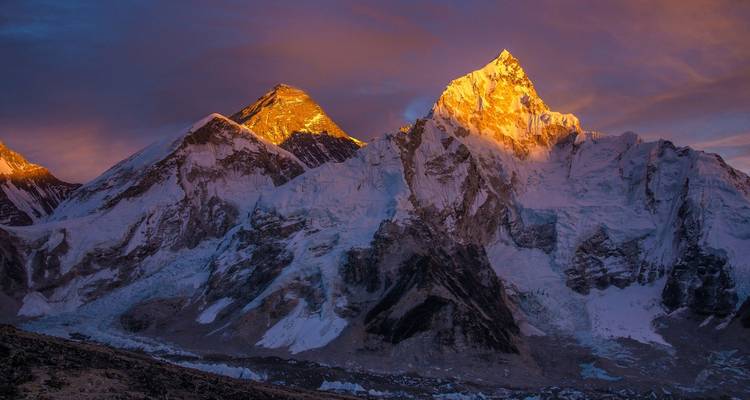 Des teintes dorées frappant le mont Everest au coucher du soleil.
