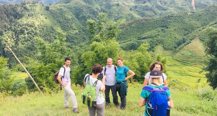 Grupo de personas disfrutando de una caminata en un paisaje pintoresco.