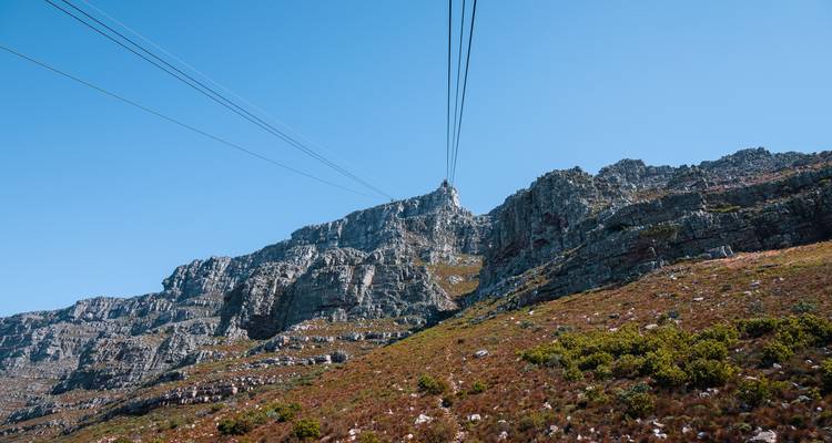 Vue d'un téléphérique menant au sommet d'une montagne.