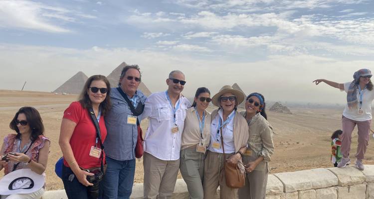 Des gens qui posent devant les pyramides.