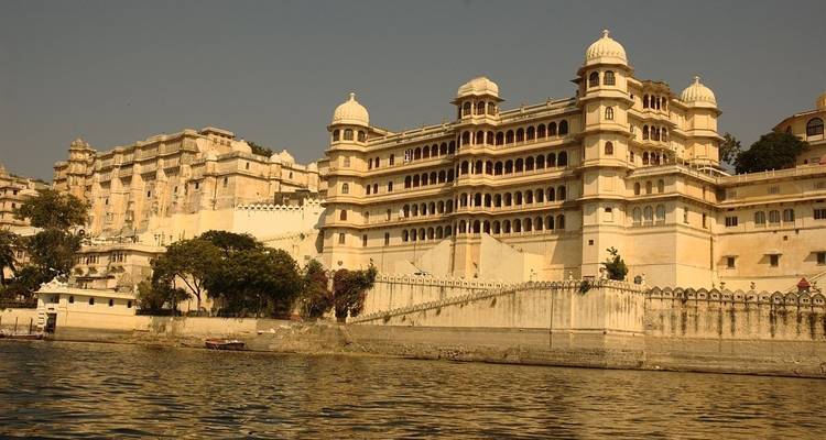 City Palace, una gran estructura junto al lago en Udaipur.