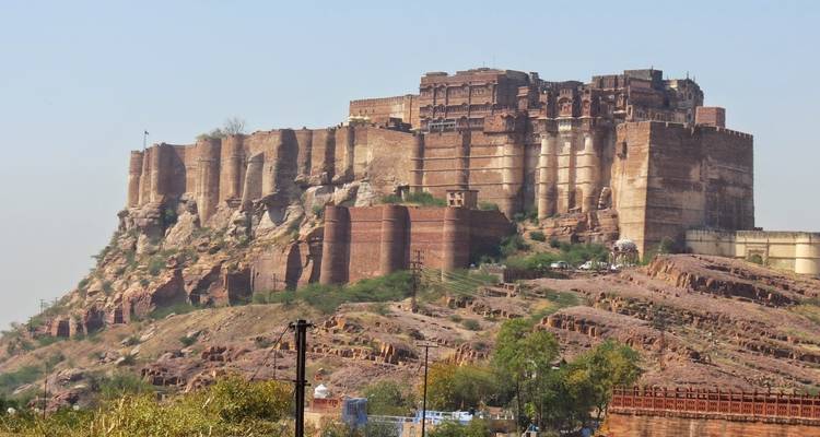 Majestuoso Fuerte Mehrangarh en la cima de una colina rocosa en Jodhpur.