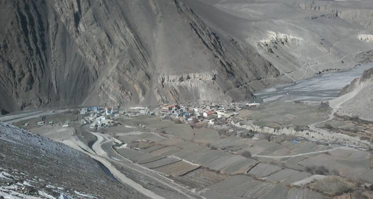 Luftaufnahme eines Tals mit Feldern und kleinen Dörfern.