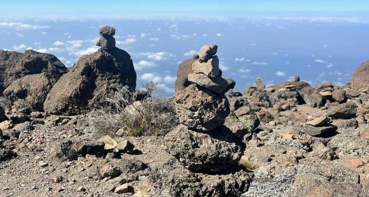 Des roches empilées sur un fond de nuages.