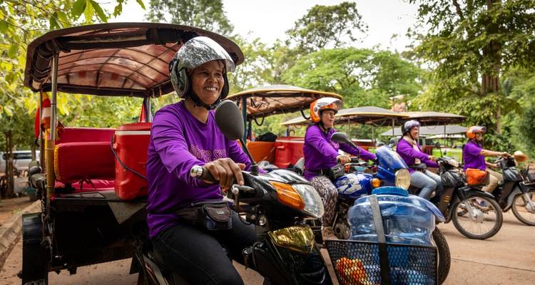 Un petit groupe de personnes conduisant des motos avec side-cars.