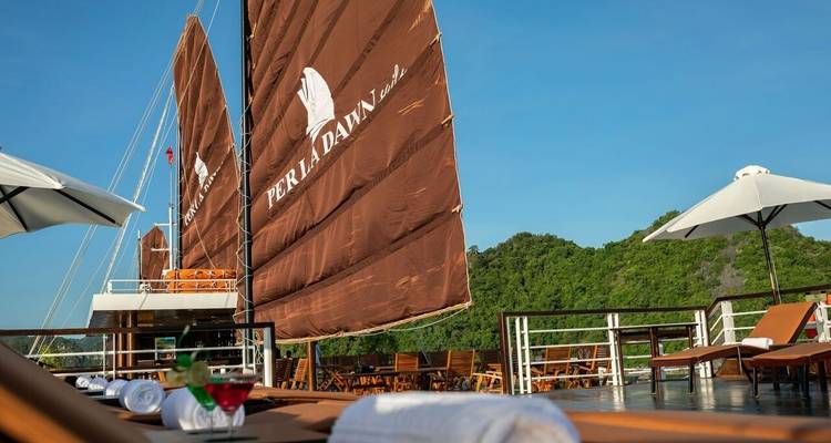 Cubierta abierta con salones y vista a la Bahía de Halong.