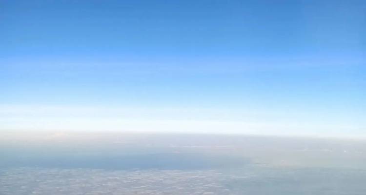 Eine weite, klare Himmelsansicht über eine Landschaft.