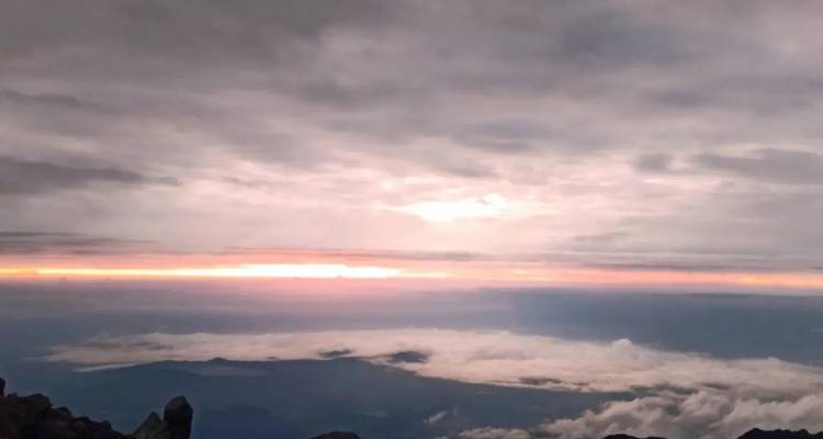 Dramatischer Himmel mit Blick über Berge und Wolken.