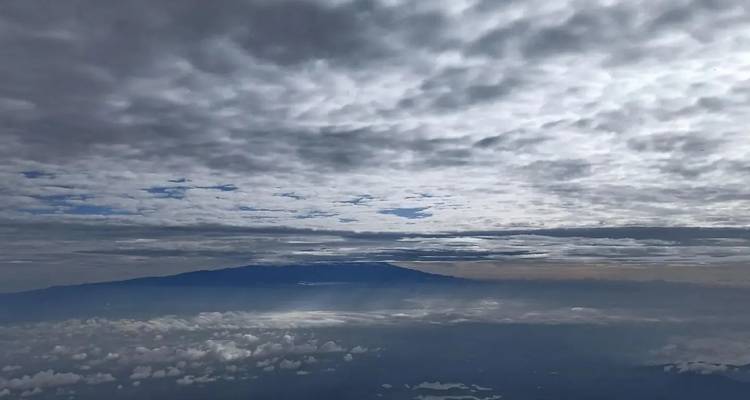 Hochgebirgslandschaft mit Bergen über den Wolken.