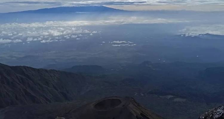 Malerischer Blick auf einen Vulkankrater und eine weitläufige Landschaft.
