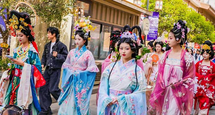 Des femmes vêtues de Hanfu colorés défilent dans une rue de la ville lors d'un vibrant festival culturel.