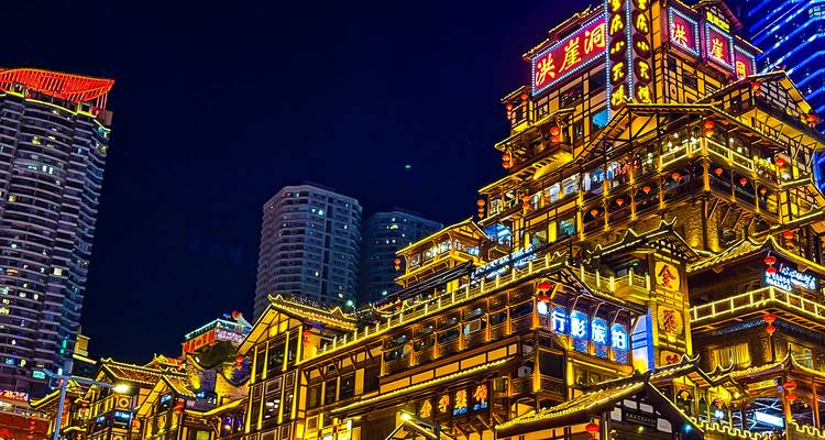 Bâtiments traditionnels chinois illuminés la nuit.