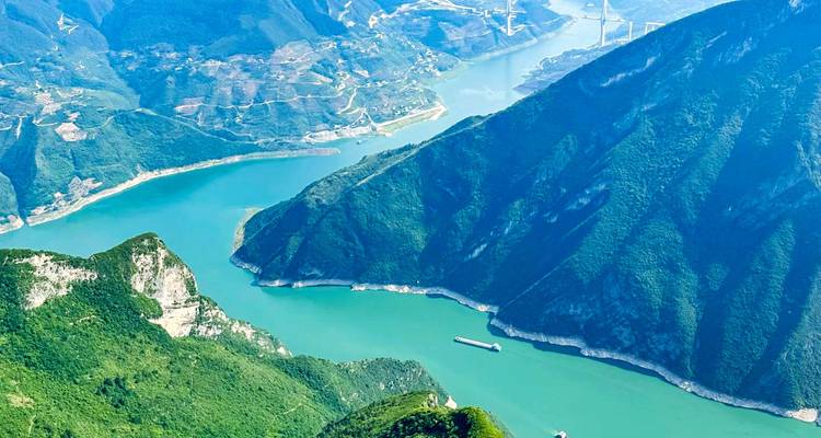 Vue aérienne du fleuve Yangtze vert jade sinuant à travers les montagnes verdoyantes escarpées de la région des Trois Gorges.