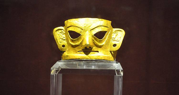 Ein Goldartifakt, das in einem Museum ausgestellt ist.