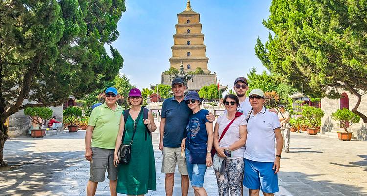 Eine Gruppe von Touristen vor einer historischen Pagode.