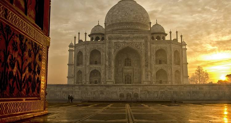 Taj Mahal bei Sonnenaufgang mit kunstvollen architektonischen Details.
