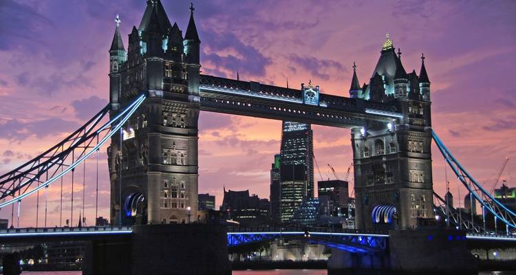 Tower Bridge bij zonsondergang in Londen.