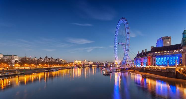 London Eye en de Theems bij schemering.