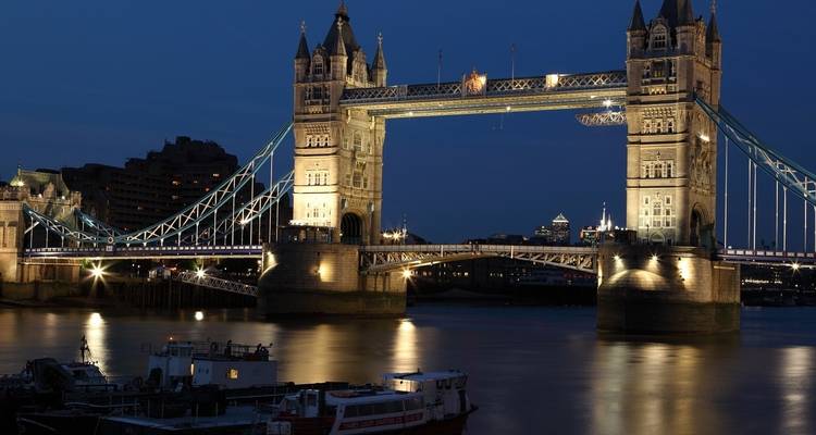 Tower Bridge verlicht in de nacht in Londen.