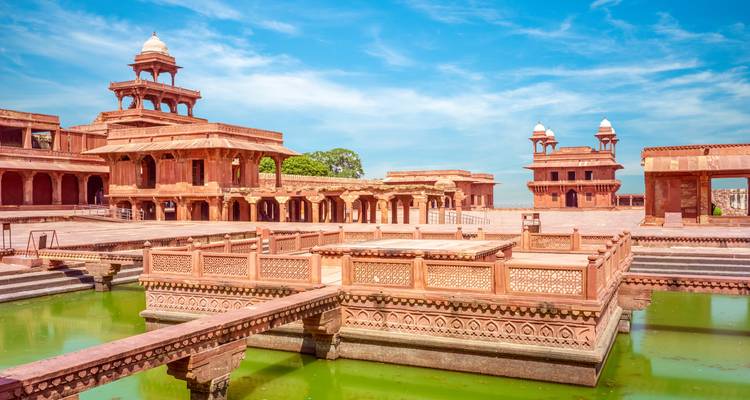 Elegantes patios mogoles y piscina verde dentro del complejo de Fatehpur Sikri