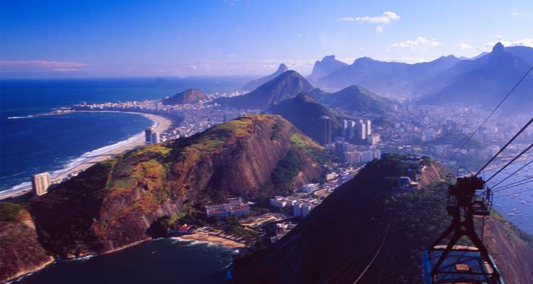 Luftaufnahme der Zuckerhutbergs, des Copacabana-Strandes und der sich um die Bucht wölbenden Skyline Rios.