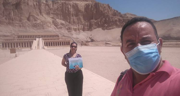 Twee mensen die op een pad staan voor de Hatshepsut-tempel.