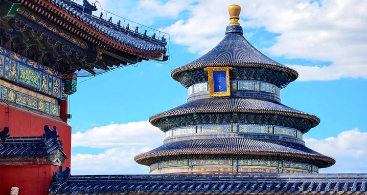 Torre del Salón de Oración de tres niveles de colores brillantes del Templo del Cielo de Beijing bajo un cielo azul.
