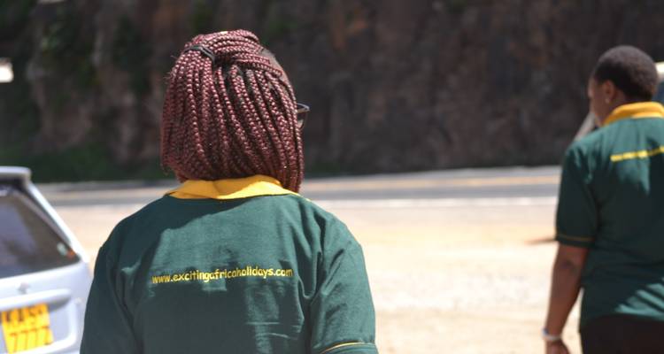 Personne tournant le dos à la caméra avec une inscription sur le t-shirt.