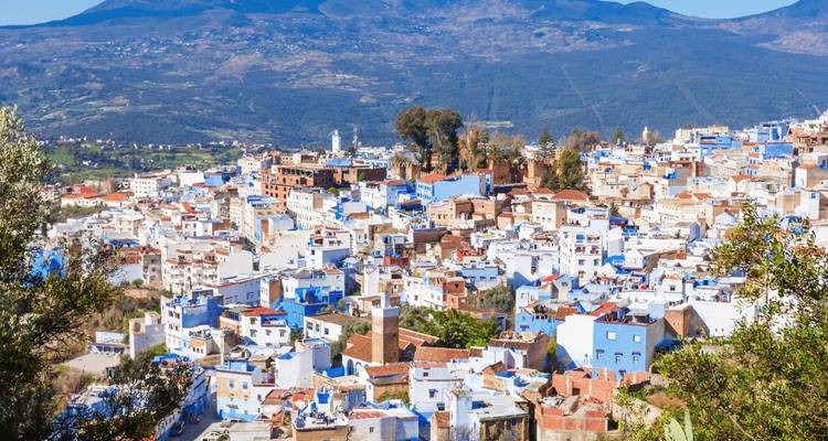 Panoramablick auf Chefchaouen mit blauen und weißen Gebäuden.