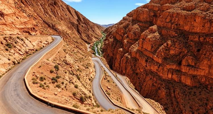 Gewundene Straßen durch rote Felsenschlucht.