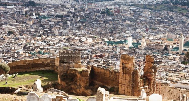 Panoramablick auf eine historische Stadt mit Gebäuden und Ruinen.