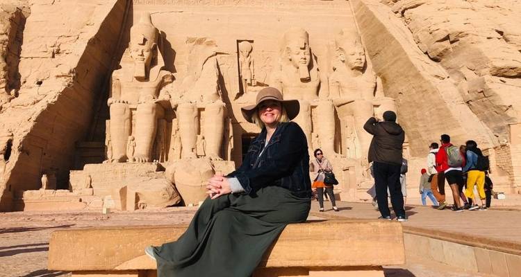 Tourist sitzt vor Abu Simbel.