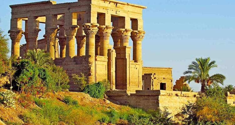 Tempel umgeben von üppigem Grün.