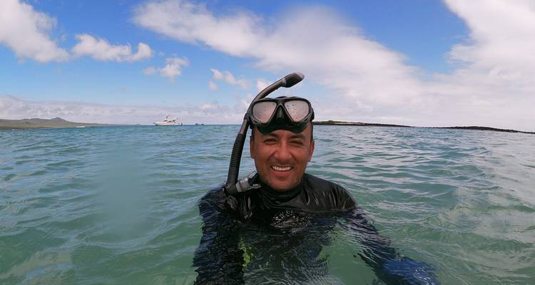 Man in snorkeluitrusting zwemt in de oceaan.