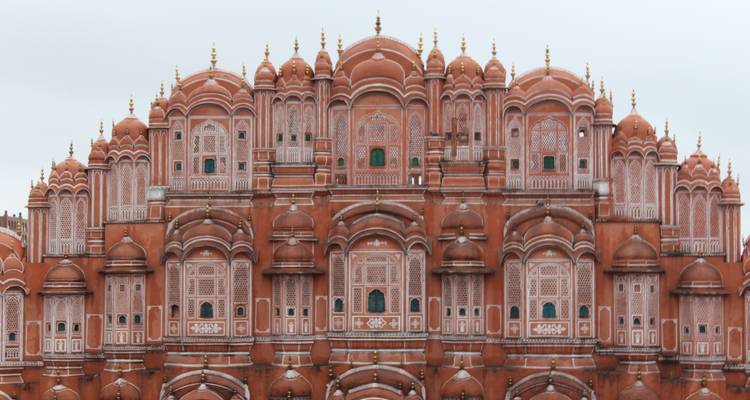 Hawa Mahal mit seiner kunstvollen roten und rosafarbenen Fassade.