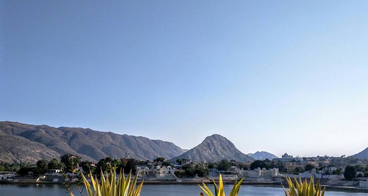 Uitzicht op verre bergen met een stad aan het water.