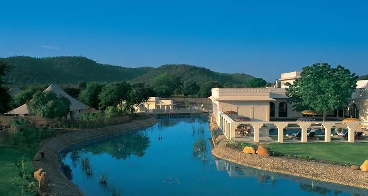 Luxusresort mit Pool und malerischer Kulisse.