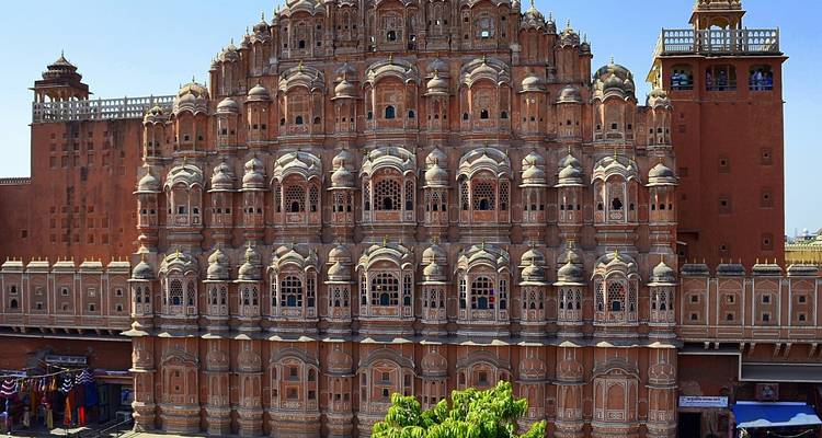 Hawa Mahal in Jaipur met mensen op de voorgrond.