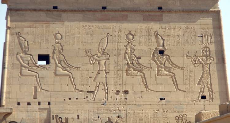 Tallados del antiguo Egipto en la pared de un templo.