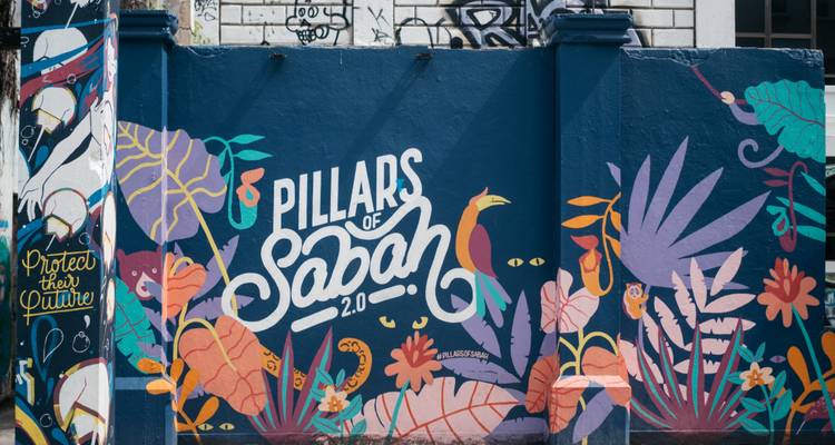 Fresque murale colorée avec des éléments de la nature et le texte « Pillars of Sabah 2.0 ».