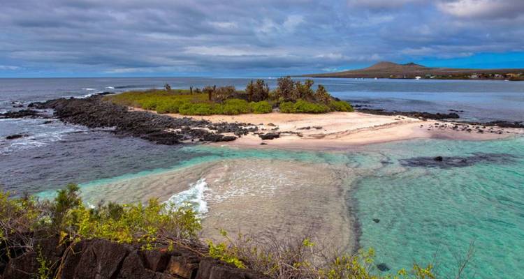 Insel mit klarem Wasser und felsiger Küste.