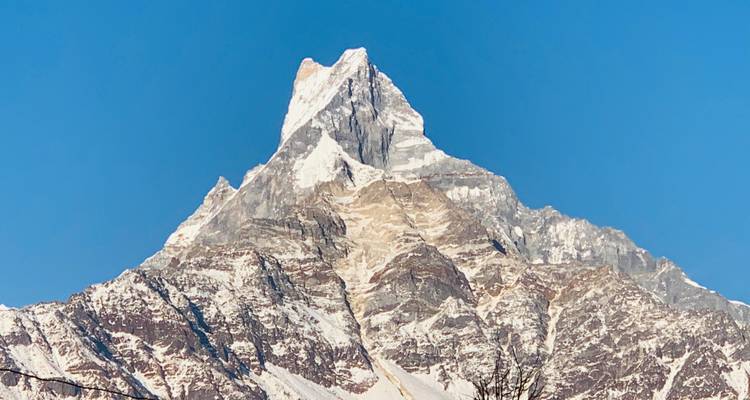 Close-up van een met sneeuw bedekte bergpiek.