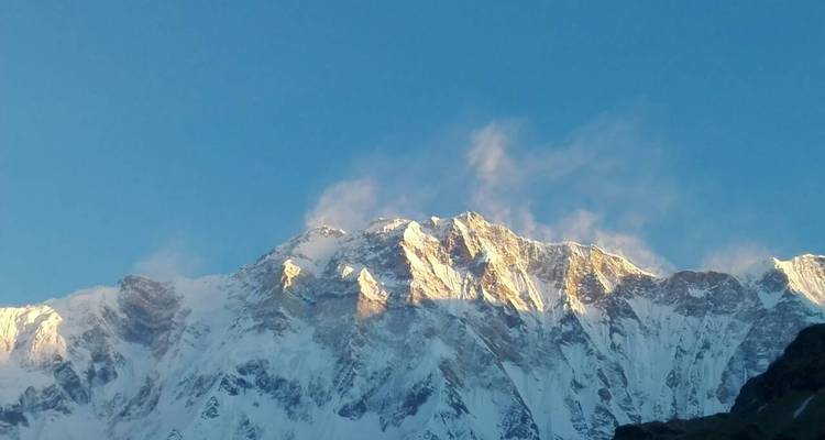 Bergketen met sneeuw, onder een heldere hemel.