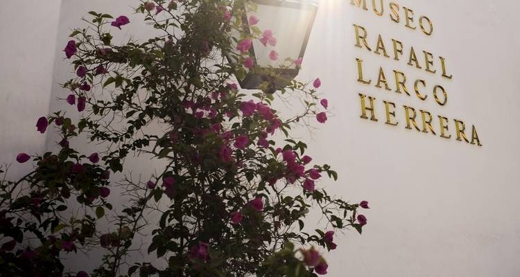 Fassade des Museo Rafael Larco Herrera mit Blumen in Lima, Peru.
