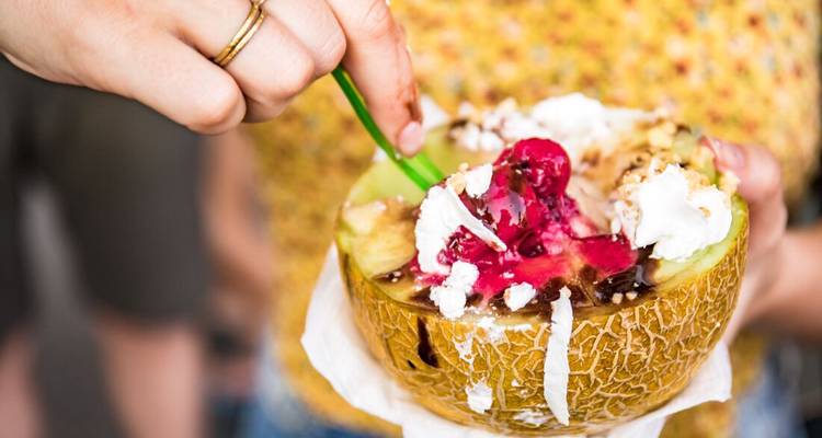 Un gros plan d'un dessert coloré en train d'être dégusté, capturant les textures et les garnitures.