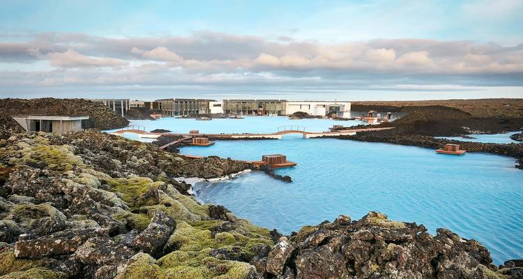 Spa géothermique aux eaux bleues d'un autre monde.