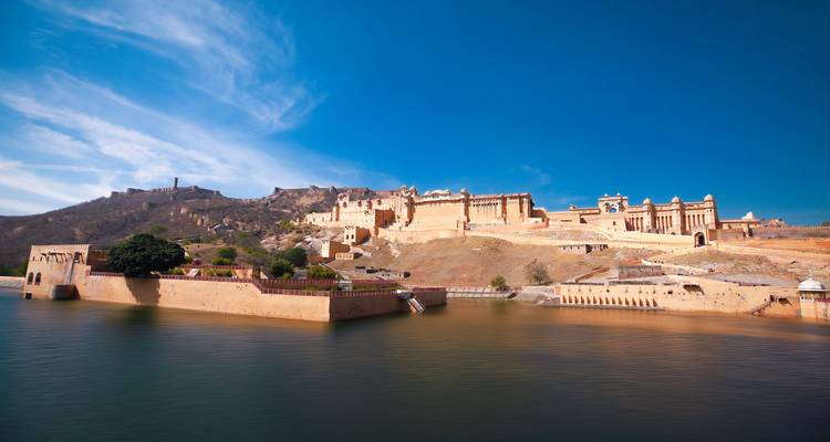 Amber Fort op een heldere dag met uitzicht op het water.