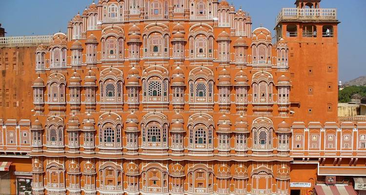 "Hawa Mahal's ingewikkelde gevel onder een heldere hemel."