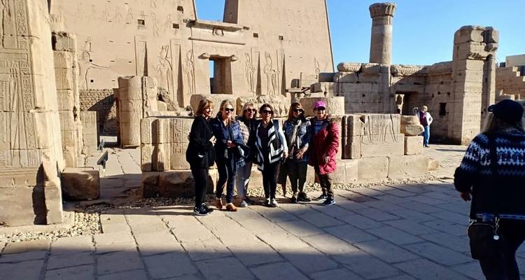 Touristen, die in der Nähe antiker Ruinen posieren.